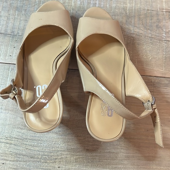 9 & Co Adorable Women’s tan sling back shiny heels Sz 8 - Picture 3 of 9